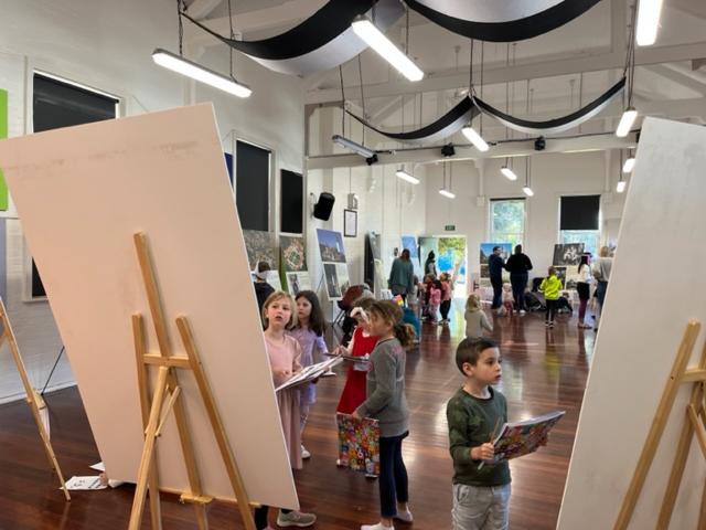 Students of the Czech and Slovak School in Sydney, along with their parents, had the opportunity to attend an exhibition about Czech castles and chateaux as part of regular classes.