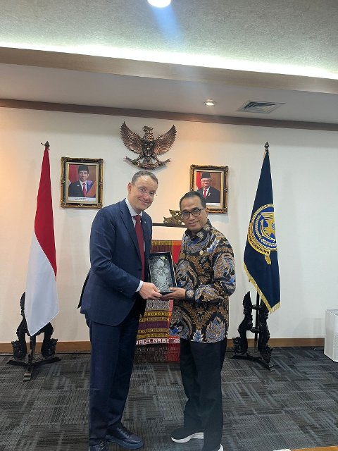 CEO SG P. Novotný s šéfem indonéského rezortu dopravy B. K. Sumadim