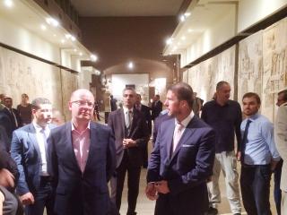 Návštěva Iráckého muzea (na fotografii premiér spolu s velvyslancem ČR v Iráku Janem Vyčítalem)