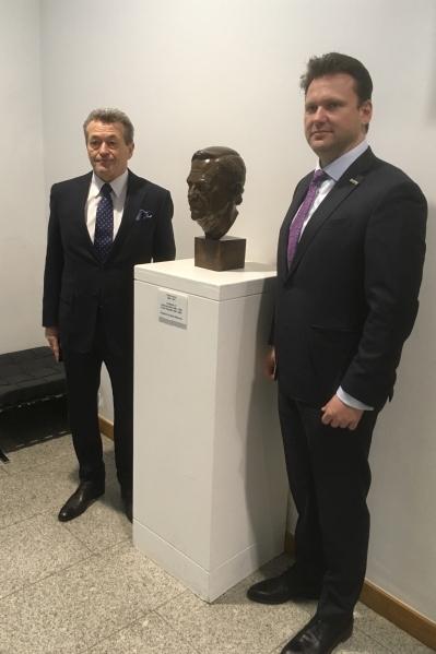 Předseda PSP s velvyslanecem u busty V. Havla
