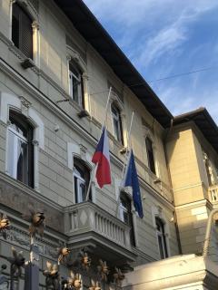 Stažené vlajky na ZÚ Řím - Česká republika vyjadřuje solidaritu Ukajině