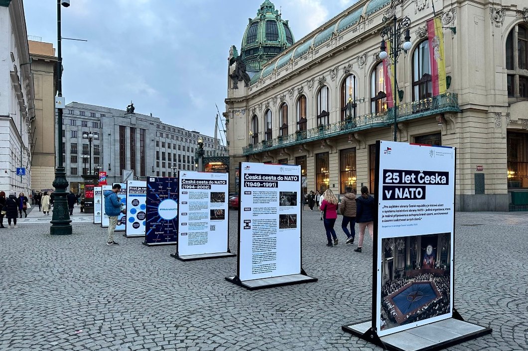 Výstava MZV ,,25 let Česka v NATO” je k vidění na Náměstí Republiky v Praze