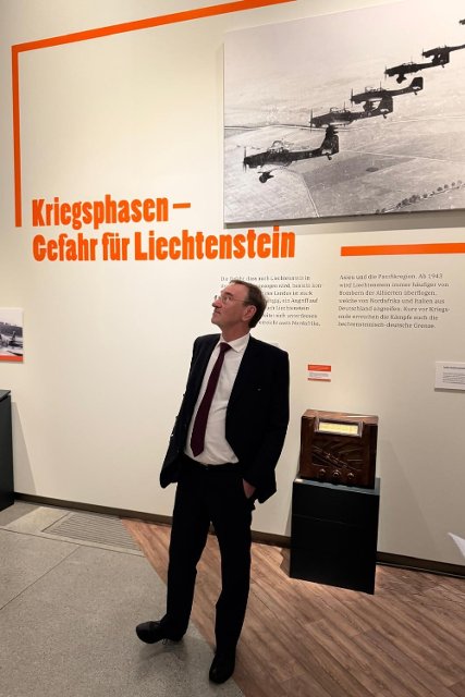 VŘ SEV MZV ČR PhDr. Jakub Karfík na výstavě "Blízko válce" v prostorách Lichtenštejnského národního muzea
