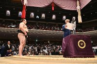 Velvyslanec předal český pohár vítězi novoročního Grand Sumo Tournament