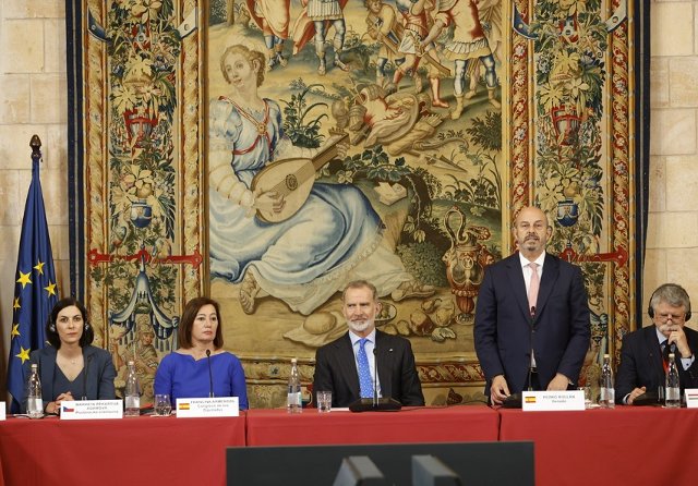 Embajador Sečka da la bienvenida al presidente del Senado.