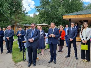  Hosté zahajovací recepce z řad diplomatů a zástupců kazachstánské státní správy 