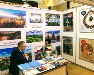 Ekonomický diplomat ZÚ Rangún rozebírá s návštěvníkěm – majitelem CK – výhody ČR jako turistické destinace