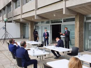 Meeting with the British delegation at the Embassy garden