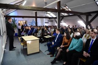 Ministr Petříček se setkal s výzkumníky z Akademie věd a ČVUT, vyzkoušel si i práci v azylovém domě