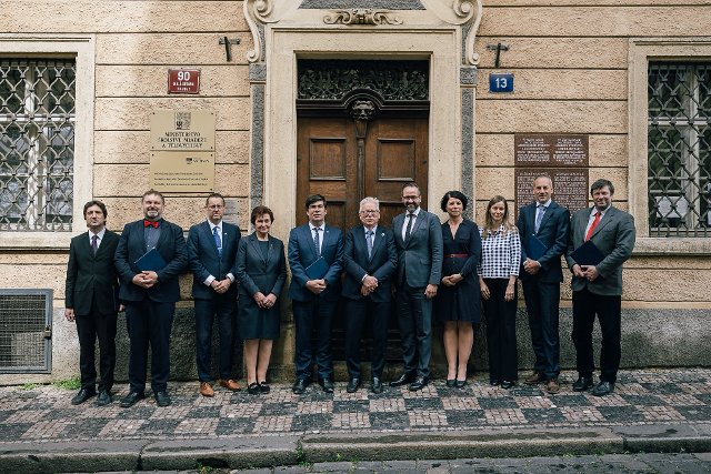 Podpis dohod o spolupráci mezi DZA a vedením institucí v ČR