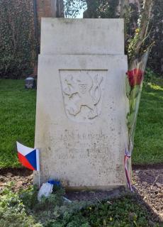 Hrob na hřbitově All Saints Churchyard v Honington navštíven 21. dubna 2021