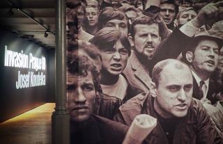 Slavnostní zahájení Koudelkovy „Invaze 68“ v Bruselu