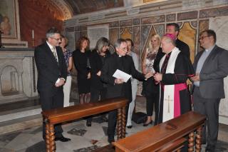 Mons. Lanzani con la lettera di ringraziamento del Card. Duka 
