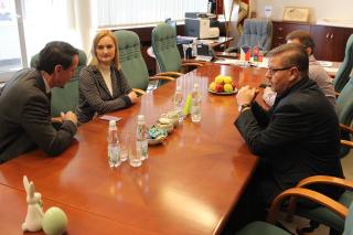 jednání, zleva David Michel, Markéta Meissnerová, Jan Schiller