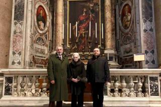 Ambasciatore P. Vošalík, la Signora Běla Jensen e il rettore del Pontificio Collegio Nepomuceno P. Šikula alla tomba del Cardinale Beran nelle Grotte Vaticane
