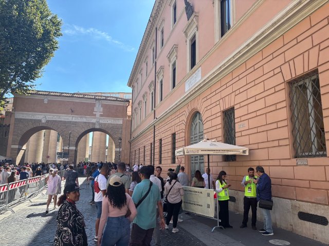 ingresso facilitato alla Basilica di San Pietro presentando l'invito alla Santa Messa al gazebo contrassegnato  "BASILICA DI SAN PIETRO INGRESSO PRENOTAZIONI ONLINE" in Via di Porta Angelica   
