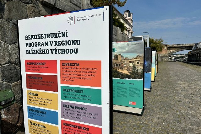 Výstava MZV s názvem „Česko pomáhá (také) na Blízkém východě“ je k vidění na Smíchovské náplavce v Praze
