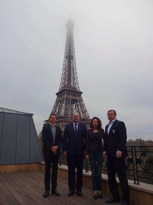 Foto: (zleva) generální sekretář FAČR Rudolf Řepka, předseda FAČR Miroslav Pelta, velvyslankyně Marie Chatardová a trenér české reprezentace Pavel Vrba.
