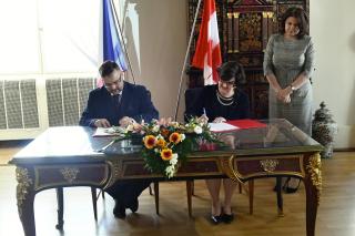Náměstek Tlapa a kanadská velvyslankyně podepsali Společné prohlášení o spolupráci mezi ČR a Kanadou