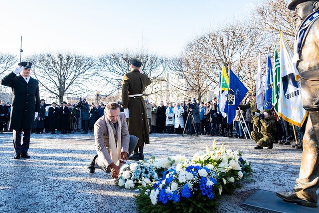 Czech Ambassador David Král laid a wreath at Jaan Poska statue.