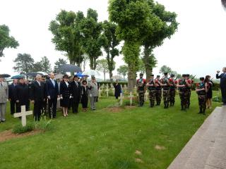 Ceremonie na československém vojenském hřbitově La Targette.