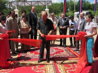 Minister Mam Bunheng cutting ribbon 