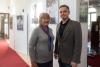 Helena Miškufová, bývalá zasloužilá předsedkyně Českého spolku na Slovensku s fotografem Peterem Korčekem u svého portrétu