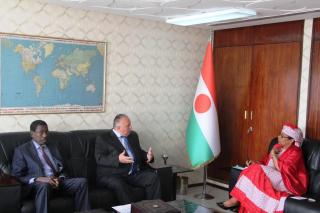 Consul honoraire Ing. Souleyman Abdou Niandou, l'Ambassadeur PhDr. Pavel Mikes, le Ministre des Affaires Etrangères du Niger Aïchata Boulama Kané