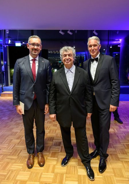 An exceptional evening with the Czech Philharmonic in Stockholm. From left: Jaromír Vejrych (Deputy Ambassador of the Czech Republic in Sweden), Semyon Bychkov (Chief Conductor and Music Director of the Czech Philharmonic), and Jan Christoph Harder (President for Regions West, North, and Rest of the World at Škoda Group)