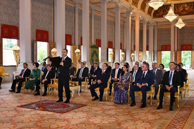 Representatives of the diplomatic corps with the doyen in front are congratulating the king.
