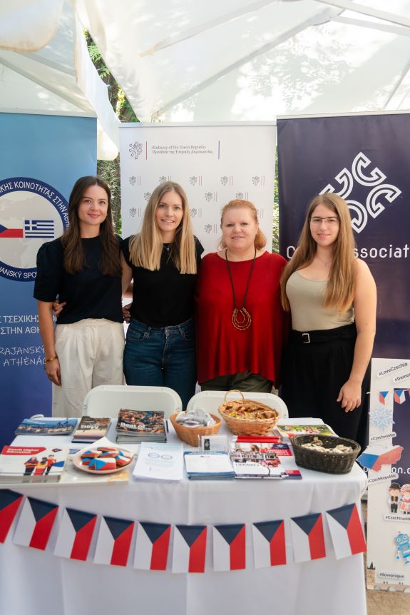 ​ Český stánek​ – zleva Markéta Hudousková (stážistka - ČKSvA), Kamila Dalecká Kostazou (velvyslanectví), Lenka Kanellia (Czech Association) a Petra Mališová (stážistka - Czech Association)