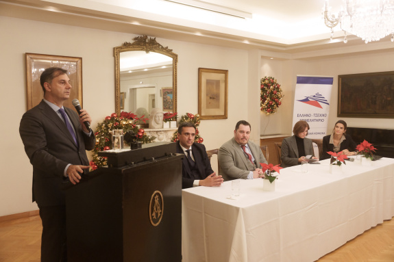 Náměstek ministra zahraničí Řecka Charis Theocharis za řečnickým pultem