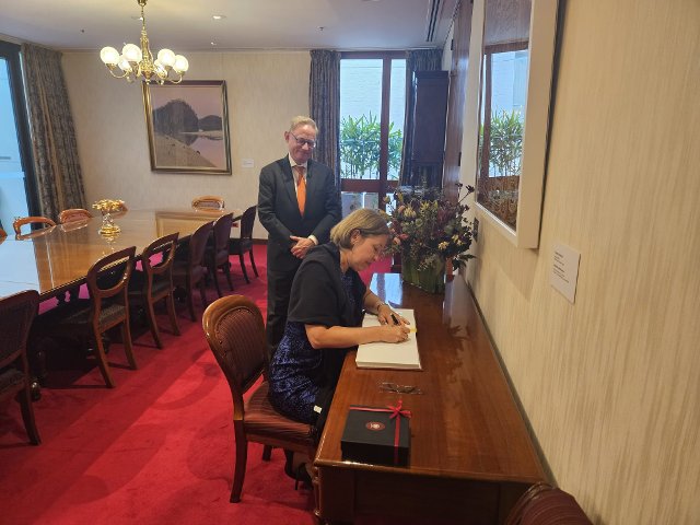 Generální konzulka ČR v Sydney podepisující knihu návštěv parlamentu Nového Jižního Walesu.