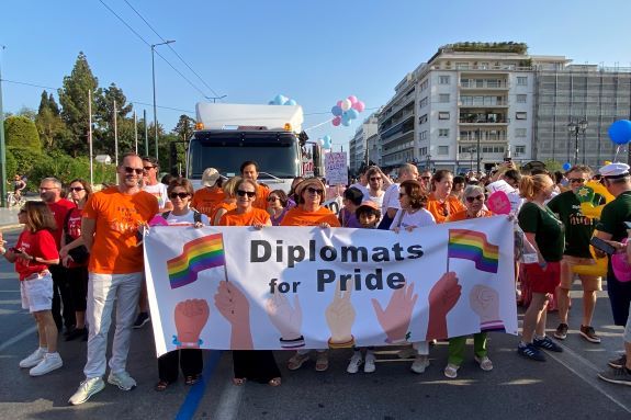 K duhovému průvodu se připojili členové diplomatických misí včetně české. Uprostřed nizozemská velvyslankyně Susanna Terstal.