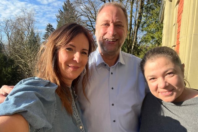 Ředitelka odboru LPTP V. Mítková s velvyslancem T. J. Podivínským a ZVZÚ P. Šrámkovou