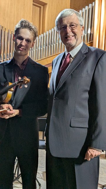 Velvyslanec Jaromír Plíšek a houslista Jan Novák po koncertě