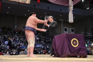 Ambassador of the Czech Republic to Japan is handing over the cup to the winner of November Grand Sumo Tournament