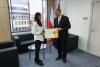 Předání medaile a diplomu oceněné Kamile Shaimukhan / Вручение медали и диплома награжденной Камиле Шаймухан