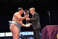 Velvyslanec předal český pohár vítězi červencového Grand Sumo Tournament