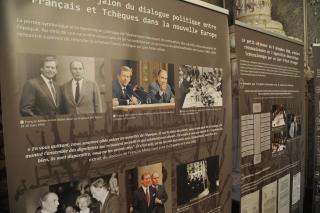 Připomenutí společné snídaně bývalého prezidenta Françoise Mitterranda s Václavem Havlem a dalšími představiteli českého disentu, které se uskutečnilo 9. prosince 1988.