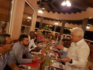 Velvyslanec Hladík na večeři s guvernérem ostrova