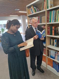 Ambassador and his wife took tour in the Library
