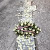 Památník s květinami / Monumento con flores