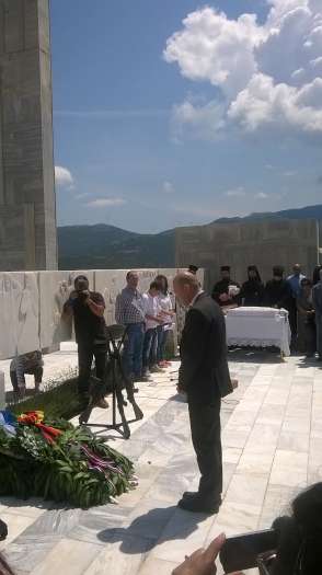 Πρέσβης καταθέτει στεφάνι στο Μνημείο των θυμάτων