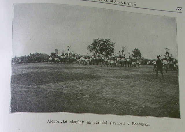 Alegorické skupiny na národní slavnosti v Bobrujsku - © Za svobodu, II. díl, str. 177