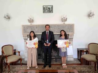 Embajador con las ganadoras