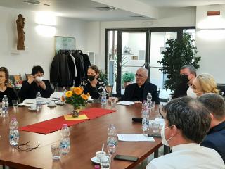 společné jednání delegace s Mons. Mauriziem Bravim ze Svatého stolce