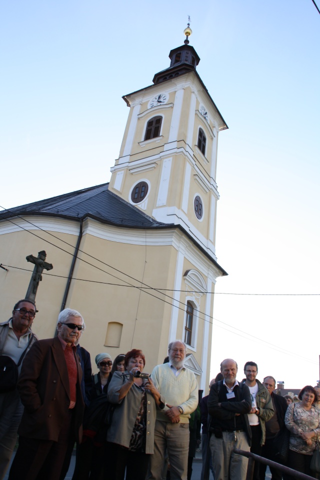 Konference Moravští bratři Před kostelem