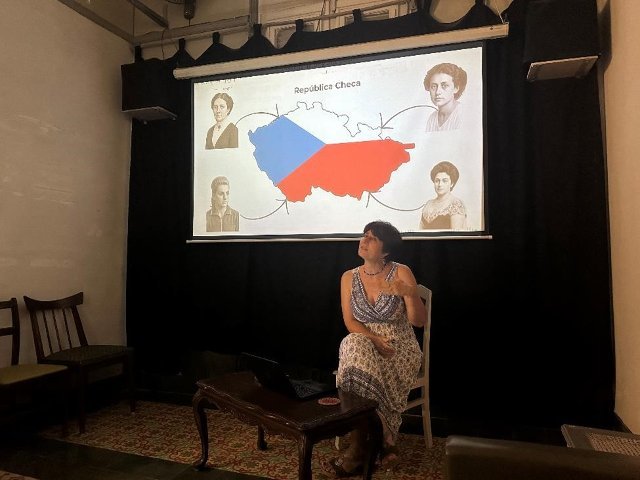 Conferencia de Kateřina Kráčmarová sobre las historias personales de tres mujeres checas inspiradoras.
