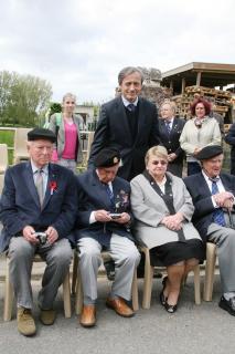 Ministre de la Défense Monsieur Martin Stropnický et l es anciens combattants de Seconde Guerre mondiale à Wormhout, siège du quartier général de la brigade tchécoslovaque.